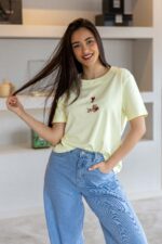 T-SHIRT AMARELA COM BORDADO PONTO CHIC
