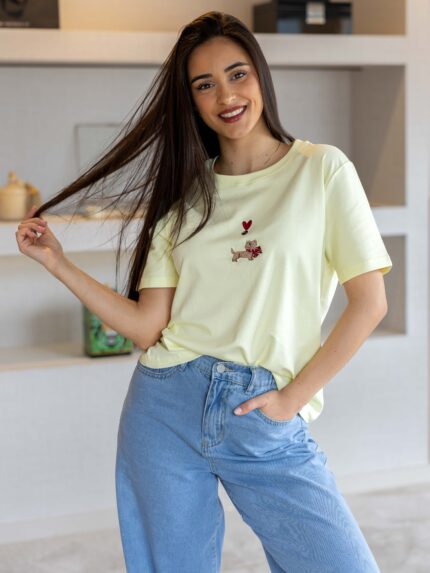 T-SHIRT AMARELA COM BORDADO PONTO CHIC
