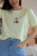 T-SHIRT AMARELA COM BORDADO PONTO CHIC - Image 3