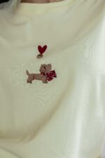 T-SHIRT AMARELA COM BORDADO PONTO CHIC - Image 4