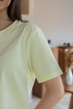 T-SHIRT AMARELA COM BORDADO PONTO CHIC - Image 5