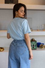 T-SHIRT AZUL COM BORDADO PONTO CHIC - Image 3