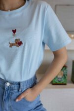 T-SHIRT AZUL COM BORDADO PONTO CHIC - Image 4