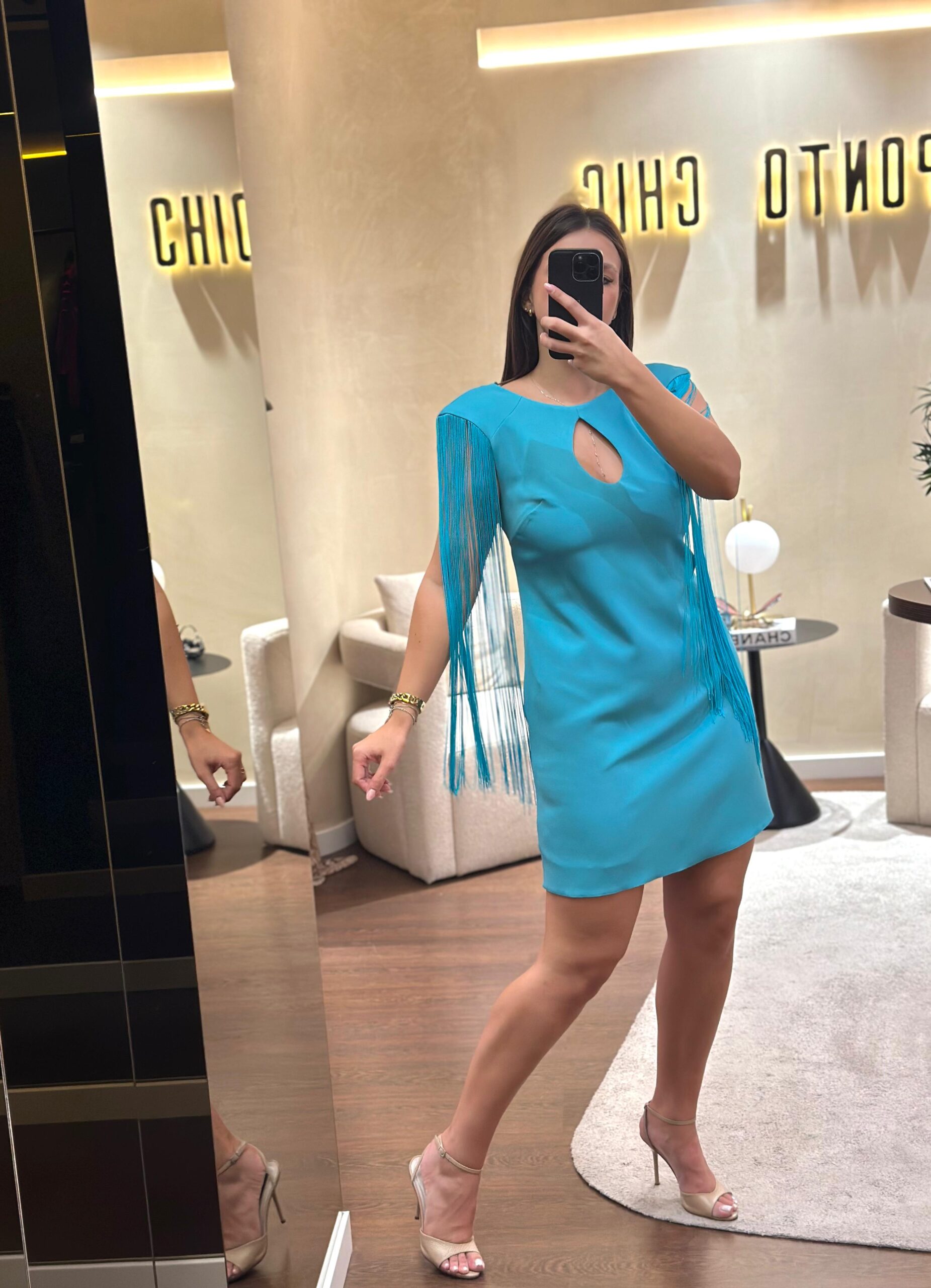 WhatsApp Image 2025-09-19 at 17.04.52 (1) VESTIDO CURTO AQUA PONTO CHIC - Image 1