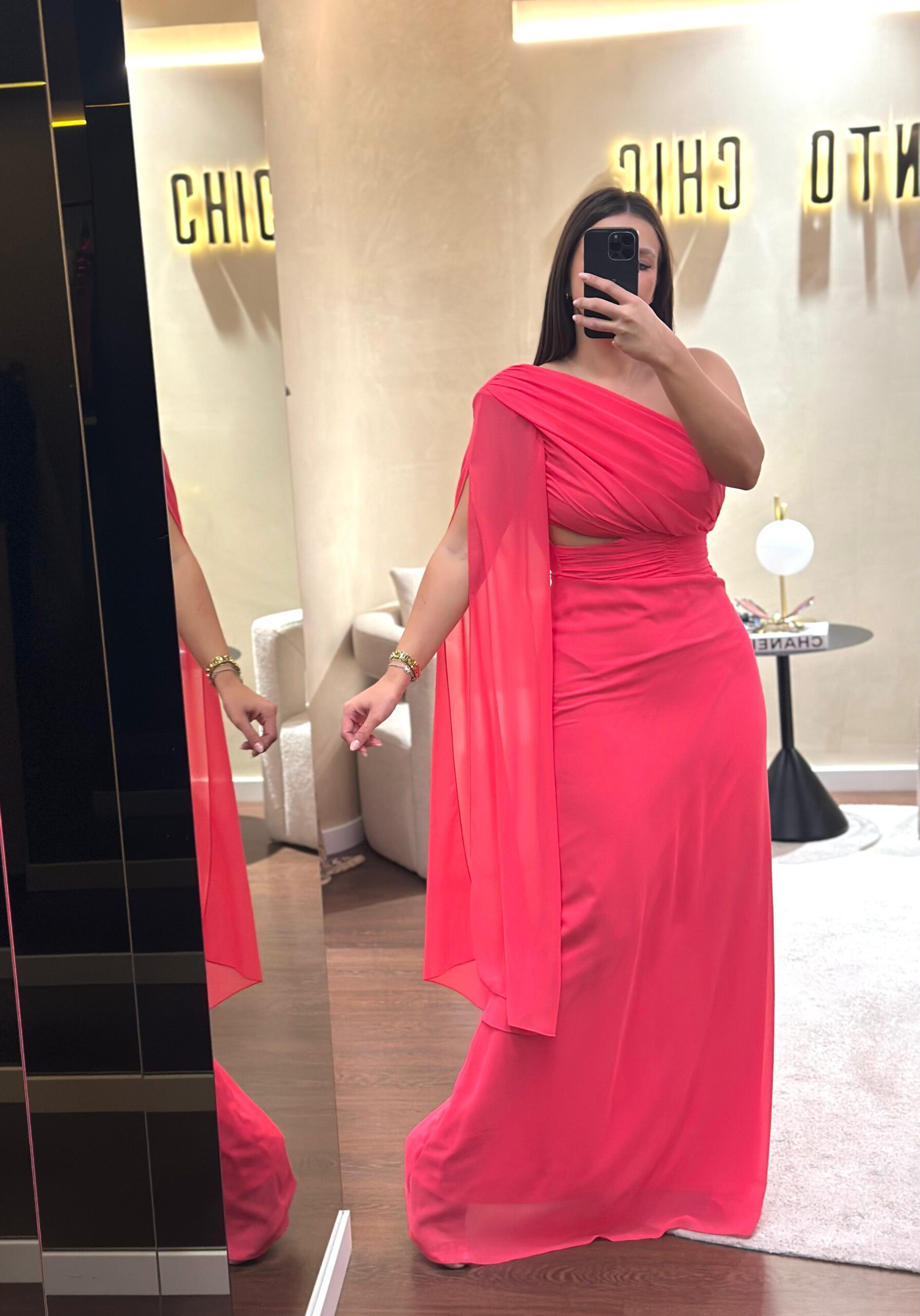 WhatsApp Image 2025-09-19 at 17.37.03 VESTIDO ROSA MANGA UNILATERAL PONTO CHIC - Image 1