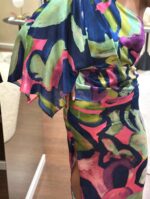 VESTIDO ESTAMPADO MANGA UNILATERAL PONTO CHIC - Image 4