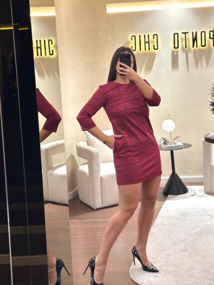 VESTIDO BORDEAUX COM PADRÃO TEXTURADO RINASCIMENTO