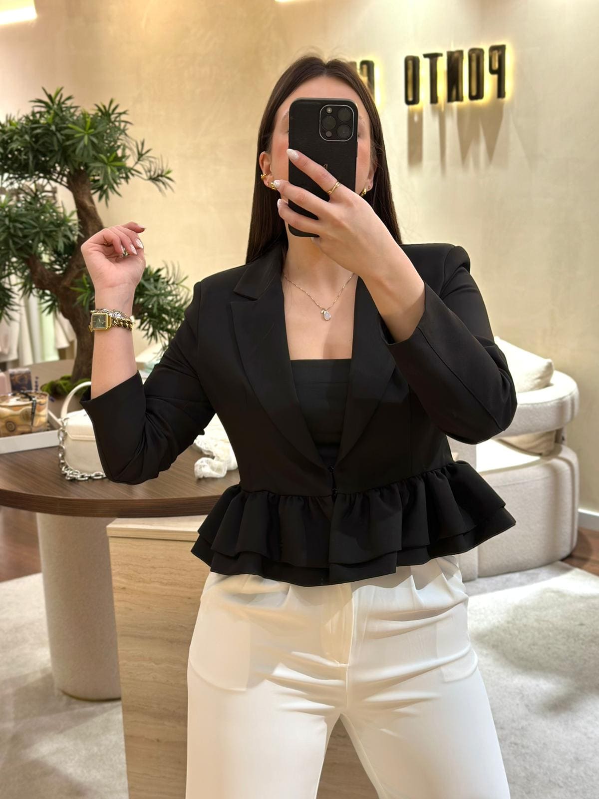 WhatsApp Image 2026-03-02 at 16.30.45 BLAZER CURTO PRETO COM FOLHOS RINASCIMENTO - Image 1