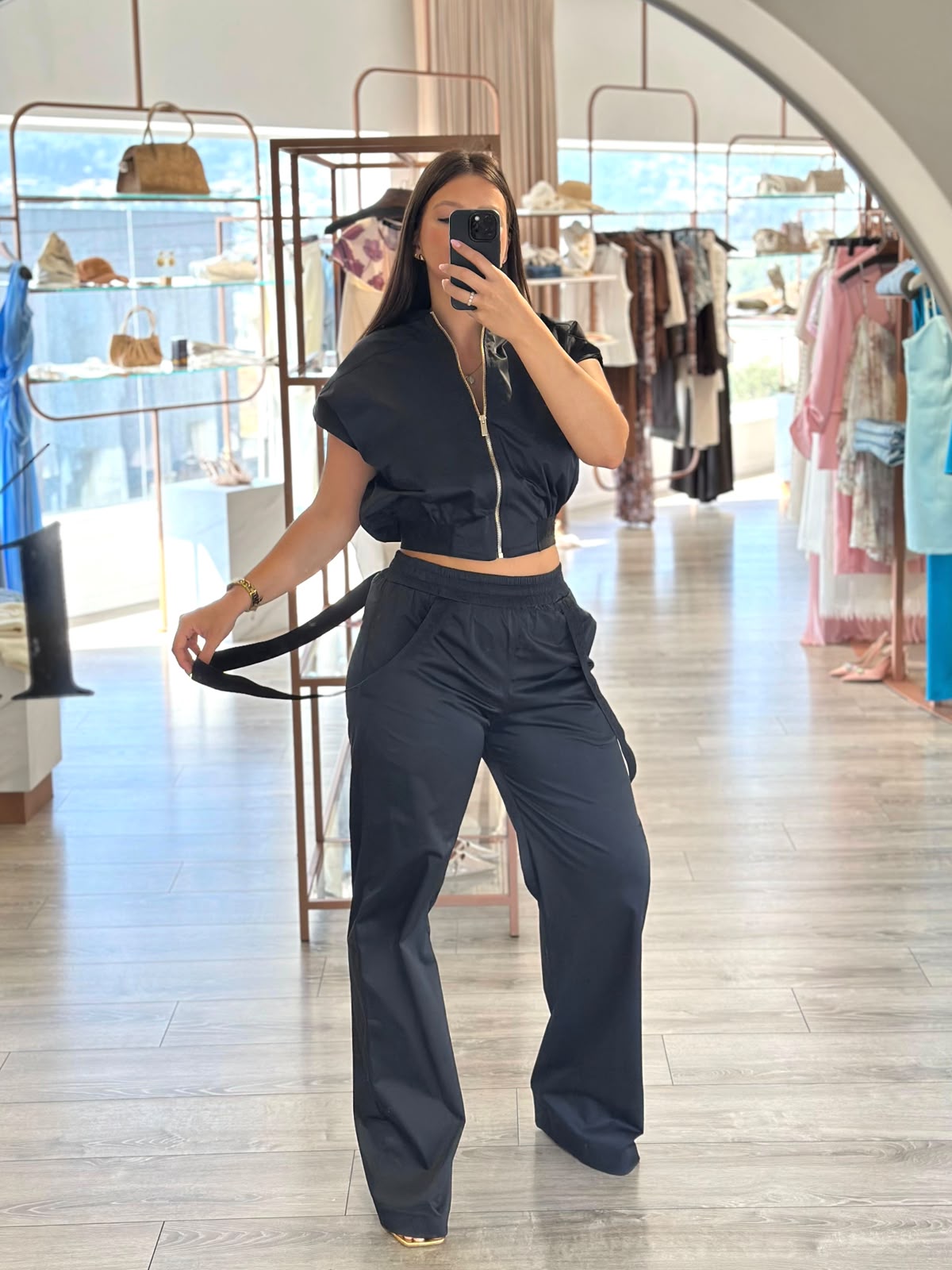 WhatsApp Image 2026-08-13 at 15.35.19 PANTALONA COM DETALHE FITA GAELLE PARIS - Image 1
