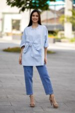 T-SHIRT AZUL COM LAÇO E APLICAÇÕES PONTO CHIC - Image 2