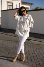 T-SHIRT BRANCA COM LAÇOS BEGE PONTO CHIC