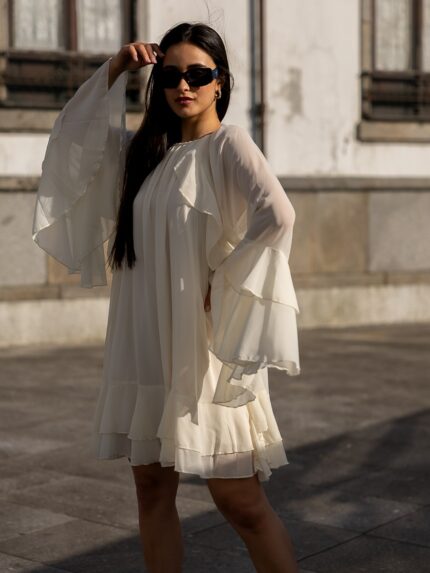 VESTIDO CRU FLUIDO COM FOLHOS PONTO CHIC