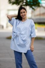 T-SHIRT AZUL COM LAÇO E APLICAÇÕES PONTO CHIC