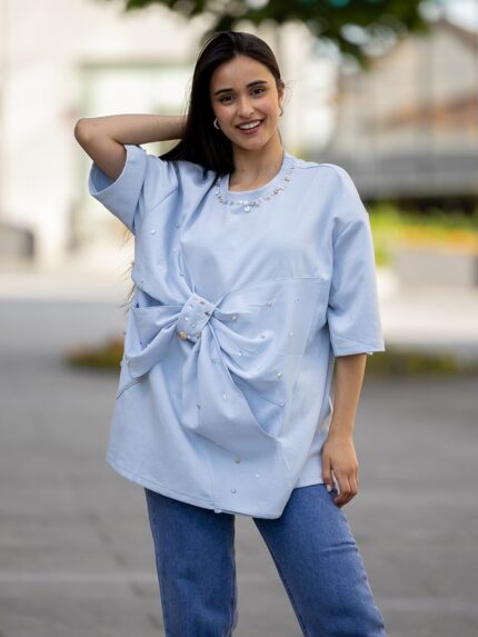 T-SHIRT AZUL COM LAÇO E APLICAÇÕES PONTO CHIC