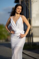 VESTIDO COMPRIDO COM PLUMAS FUNDO SIMONA CORSELLINI - Image 4