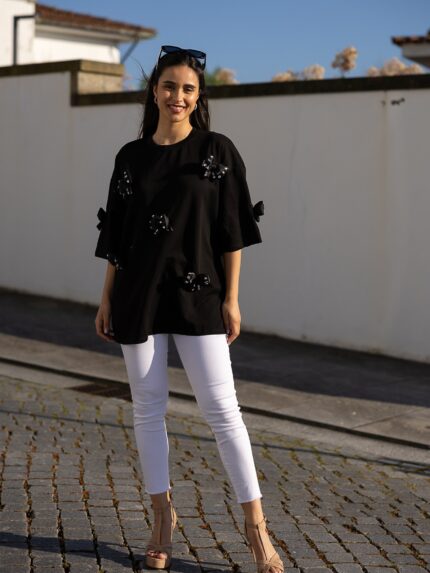 T-SHIRT PRETA COM LAÇOS PRETO PONTO CHIC