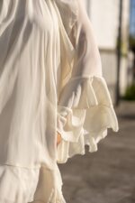 VESTIDO CRU FLUIDO COM FOLHOS PONTO CHIC - Image 4