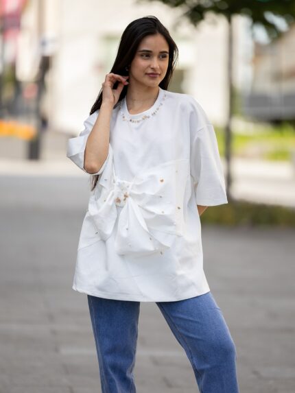 T-SHIRT BRANCA COM LAÇO E APLICAÇÕES PONTO CHIC