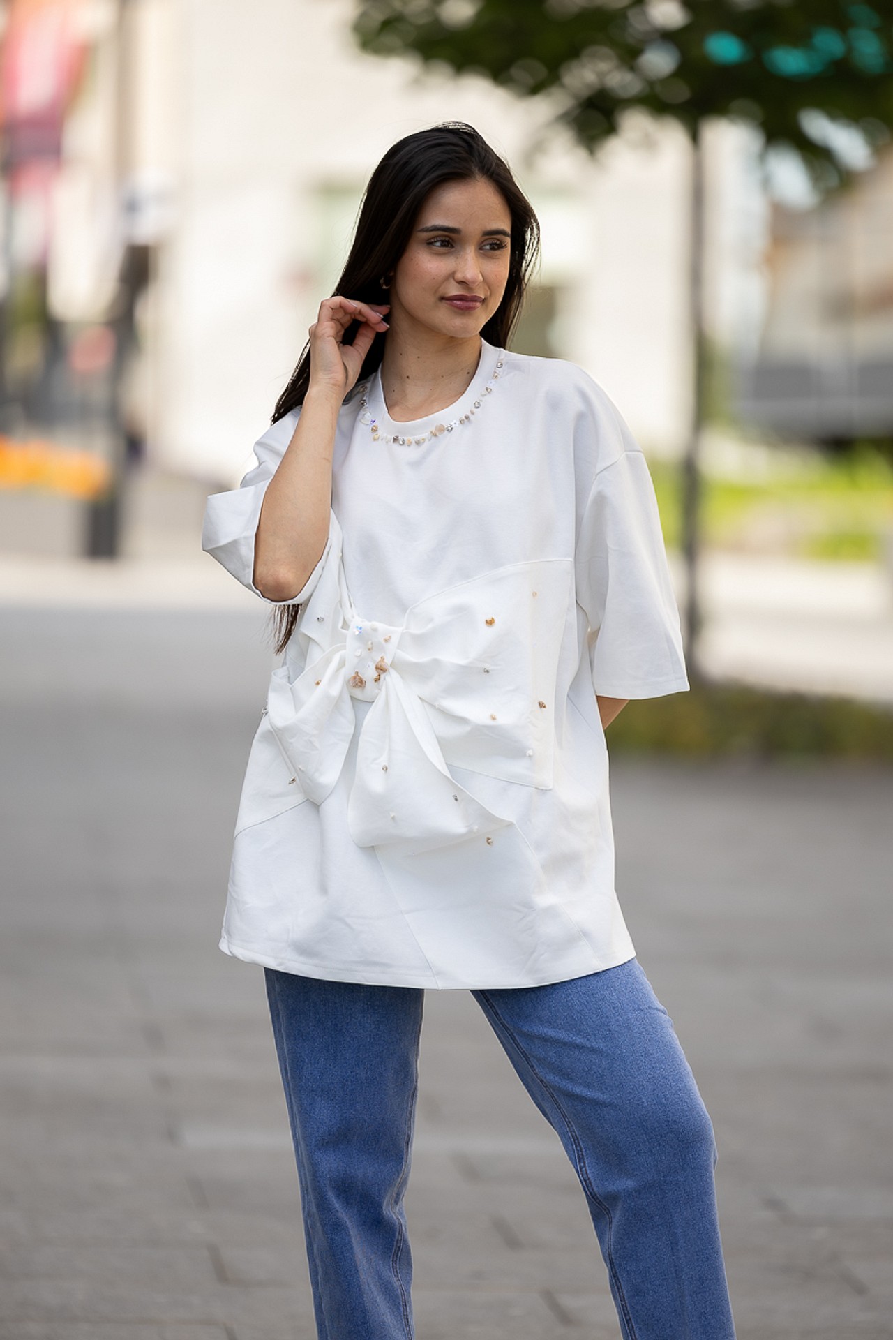 galleries_6ba5b45b-a28e-4543-8bce-3e3accb7374b_b2648cfa-14cb-4b96-babf-540c5bbd5335_v2__thumb_l T-SHIRT BRANCA COM LAÇO E APLICAÇÕES PONTO CHIC - Image 1