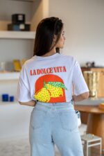 T-SHIRT BRANCA COM ESTAMPADO DOLCE VITA PONTO CHIC - Image 3
