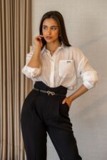 CAMISA COM RISCA BRANCA E BOLSO PONTO CHIC - Image 3