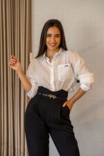 CAMISA COM RISCA BRANCA E BOLSO PONTO CHIC