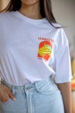 T-SHIRT BRANCA COM ESTAMPADO DOLCE VITA PONTO CHIC - Image 2