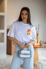 T-SHIRT BRANCA COM ESTAMPADO DOLCE VITA PONTO CHIC