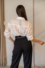CAMISA COM RISCA BRANCA E BOLSO PONTO CHIC - Image 4