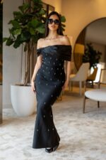 VESTIDO PRETO COMPRIDO COM APLICAÇÕES PONTO CHIC
