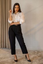 CALÇA PRETA CLÁSSICA COM CINTO PONTO CHIC - Image 2