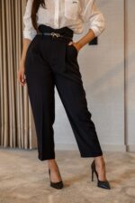 CALÇA PRETA CLÁSSICA COM CINTO PONTO CHIC - Image 3