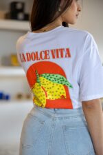 T-SHIRT BRANCA COM ESTAMPADO DOLCE VITA PONTO CHIC - Image 4