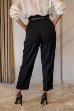CALÇA PRETA CLÁSSICA COM CINTO PONTO CHIC - Image 4