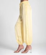CALÇA AMARELA COM FOLHO NA LATERAL RUGA - Image 3
