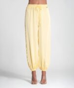 CALÇA AMARELA COM FOLHO NA LATERAL RUGA - Image 4