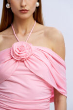 VESTIDO CURTO ROSA COM FLOR NO SECRETS - Image 5
