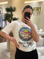 T-SHIRT COM ESTAMPADO E APLICAÇÕES PONTO CHIC