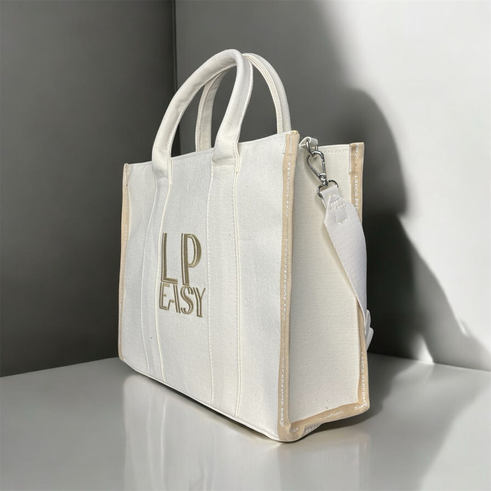 WhatsApp Image 2025-04-16 at 18.59.41 TOTE BAG LANÇA PERFUME - Image 1