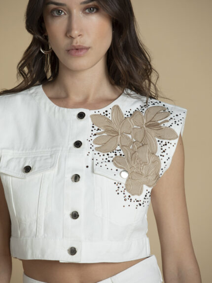 COLETE BRANCO COM BORDADOS SAHOCO