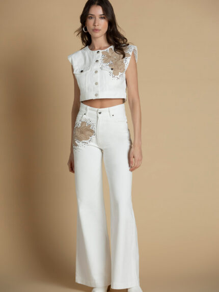 CALÇA BRANCA COM BORDADOS SAHOCO