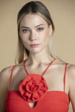 VESTIDO CURTO VERMELHO COM FLOR SAHOCO - Image 2