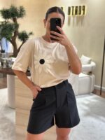 T-SHIRT BEGE COM FLOR NA FRENTE PONTO CHIC - Image 4
