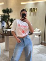 T-SHIRT BRANCA COM ESTAMPADO AMOUR PONTO CHIC - Image 2