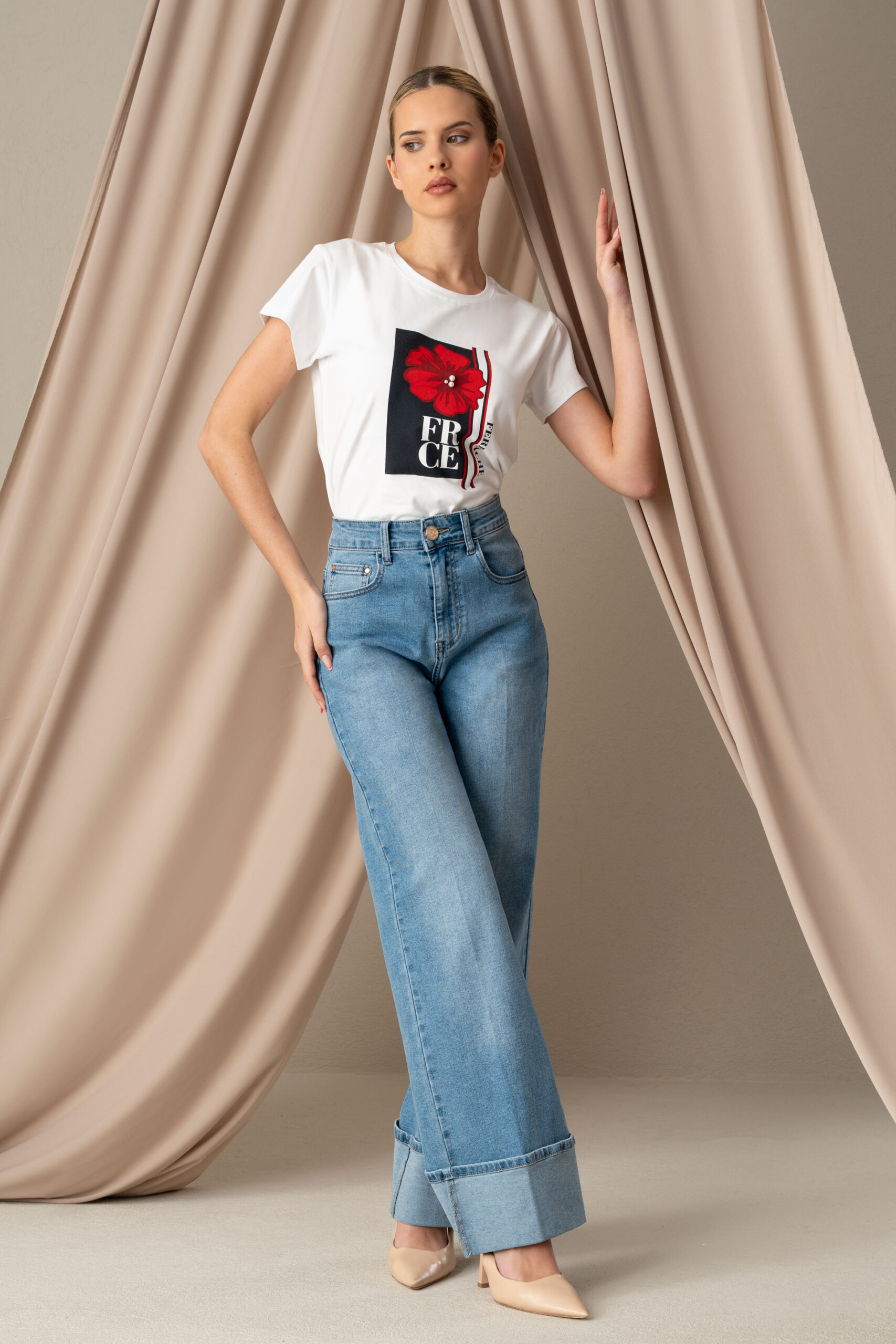 1741969842_2a43504d6e0b8a804e21bdea2488d026 T-SHIRT BRANCA COM ESTAMPADO FERRACHE - Image 1