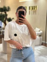 T-SHIRT BRANCA COM FLOR NA FRENTE PONTO CHIC