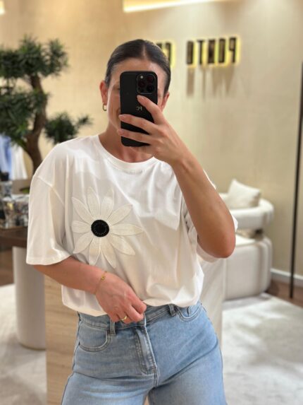 T-SHIRT BRANCA COM FLOR NA FRENTE PONTO CHIC