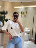 T-SHIRT BRANCA COM FLOR NA FRENTE PONTO CHIC - Image 3