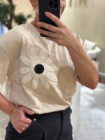 T-SHIRT BEGE COM FLOR NA FRENTE PONTO CHIC - Image 3