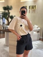 T-SHIRT BEGE COM FLOR NA FRENTE PONTO CHIC - Image 2